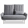 Divano a due posti in tessuto grigio per soggiorno – Dimensioni stimate: 150 x 80 x 85 cm
